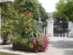 vignette Kew Gardens - jardinire fleurie prs des grilles