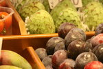 vignette annona cherimolia, anone cherimole et prune rouge