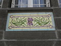 vignette Iris et pavots s'affichent sur les cramiques de la Villa Amlie, rue Victor-Hugo