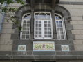 vignette Iris et pavots s'affichent sur les cramiques de la Villa Amlie, rue Victor-Hugo