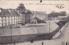 vignette Carte postale ancienne - Brest, Caserne de l'infanterie coloniale et rue Porsmoguer