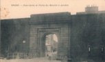 vignette Carte postale ancienne - Brest,  Porte du Moulin  poudre et pont levis