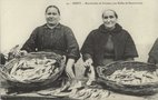vignette Carte postale ancienne - Brest, marchandes de poissons aux Halles de Recouvrance