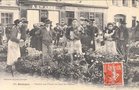 vignette Carte postale ancienne - Quimper, march au fleurs en face des halles